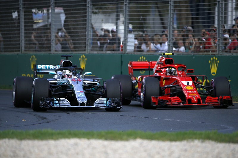 Úřadující šampion Lewis Hamilton varuje před sílou konkurentů z Ferrari. Úřadující šampion Lewis Hamilton varuje před sílou konkurentů z Ferrari.