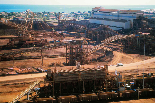 Závod společnosti BHP Billiton v australském Port Hedlandu. 