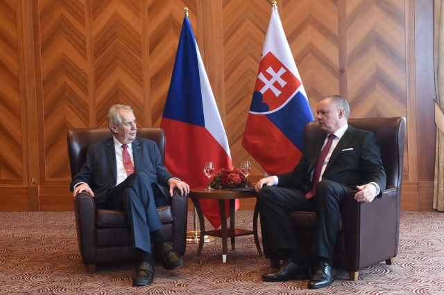 Zleva Miloš Zeman a Andrej Kiska.