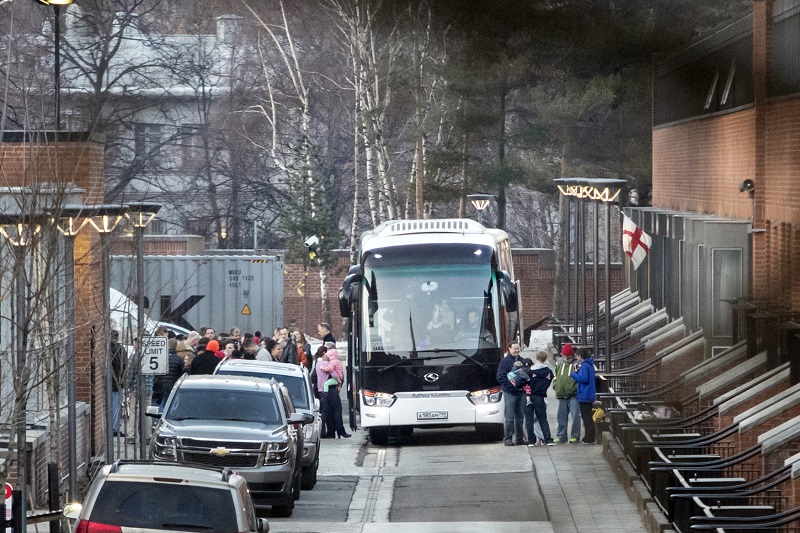 Američtí diplomaté opouštějí Moskvu.