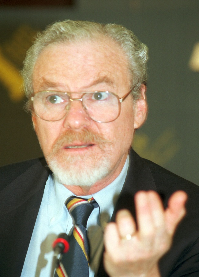 Americký filmový režisér Alan Pakula.