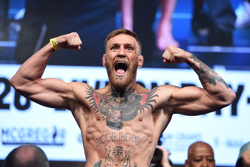 Irský bojovník Conor McGregor napadl společně se svými kumpány autobus, jenž převážel jeho soupeře.