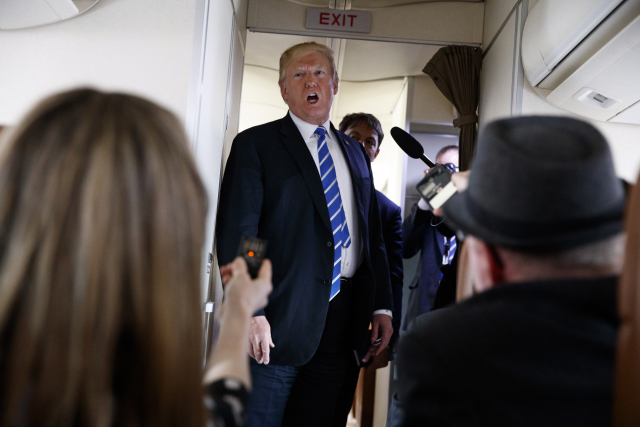 Trump mluví s novináři na palubě letadla Air Force One. 