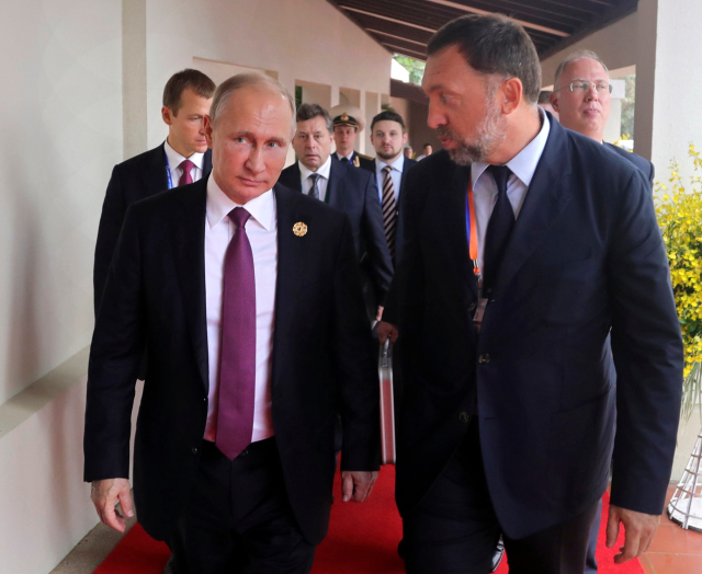 Prezident Ruska Vladimír Putin (vlevo) a podnikatel na sankčním seznamu USA Oleg Děripaska (vpravo).