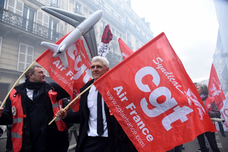 Pracovníci Air France protestují proti nízkým mzdám.