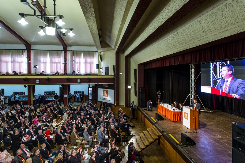 Předseda ČSSD Jan Hamáček (vpravo) zahájil 7. dubna 2018 v kulturním domě Střelnice v Hradci Králové pokračování sjezdu ČSSD, který strana v únoru přerušila.
