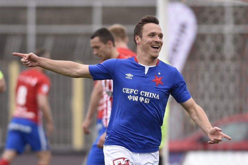 Slávista Stanislav Tecl slaví branku do sítě Brna.