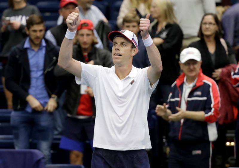 Sam Querrey (na obrázku) se raduje po výhře nad Rubenem Bemelmansem. Sam Querrey (na obrázku) se raduje po výhře nad Rubenem Bemelmansem.