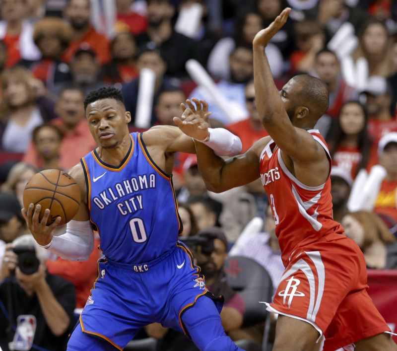 Russel Westbrook (vlevo) v souboji s Chrisem Paulem.
