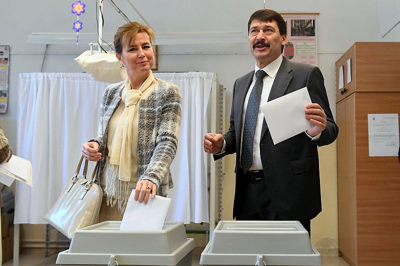 Maďarský prezident János Áder se svou manželkou ve volební místnosti.