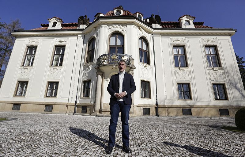 Premiér v demisi Andrej Babiš před Kramářovou vilou v Praze.