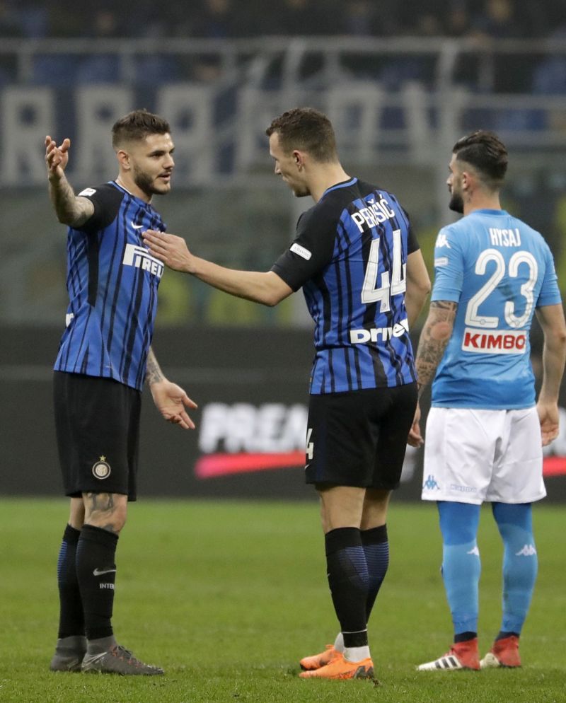 Mauro Icardi z Interu (vlevo) v rozhovoru se spoluhráčem Ivanem Perišičem.