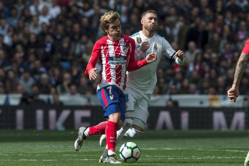 Antoine Griezmann, autor jediné branky Atlétika, v souboji s madridským Ramosem.