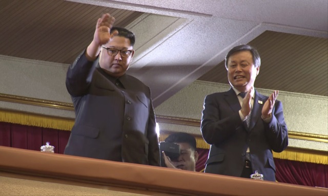 Kim Čong-un (vlevo).