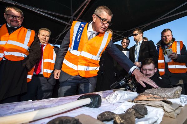 Ministr dopravy Dan Ťok (vlevo) a premiér Andrej Babiš.