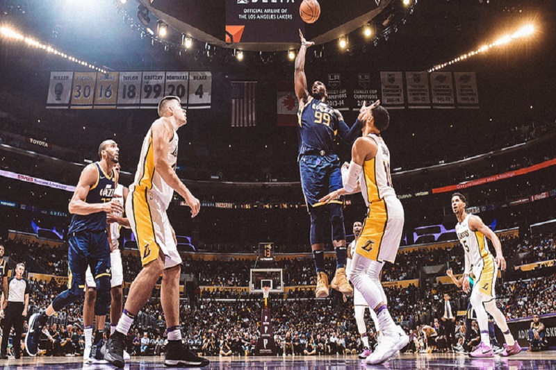 Basketbalisté Jazz vyhráli na palubovce Lakers a zajistili si postup do play-off.