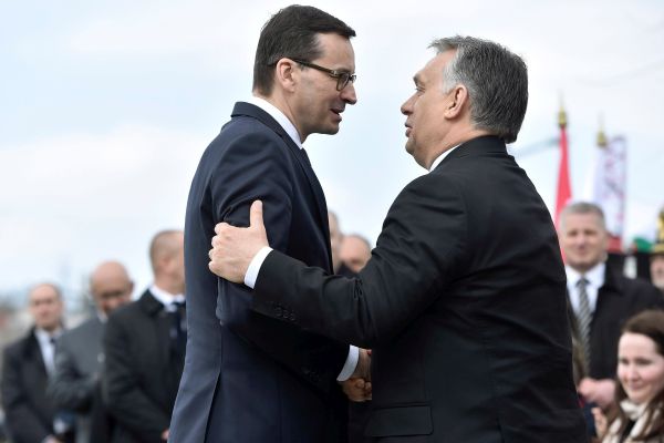 Polský premiér Mateusz Morawiecki (vlevo) a maďarský premiér Viktor Orbán (vpravo).