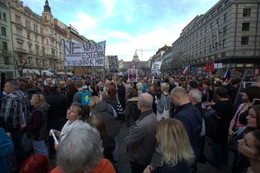 "Babiše do koše! Vládne nám StBák!" Češi protestovali proti premiérovi