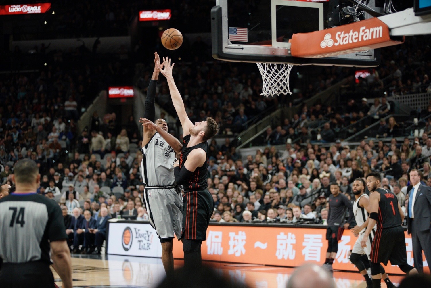 San Antonio otočilo duel se Sacramentem a po jednadvacáté postoupilo do play-off.