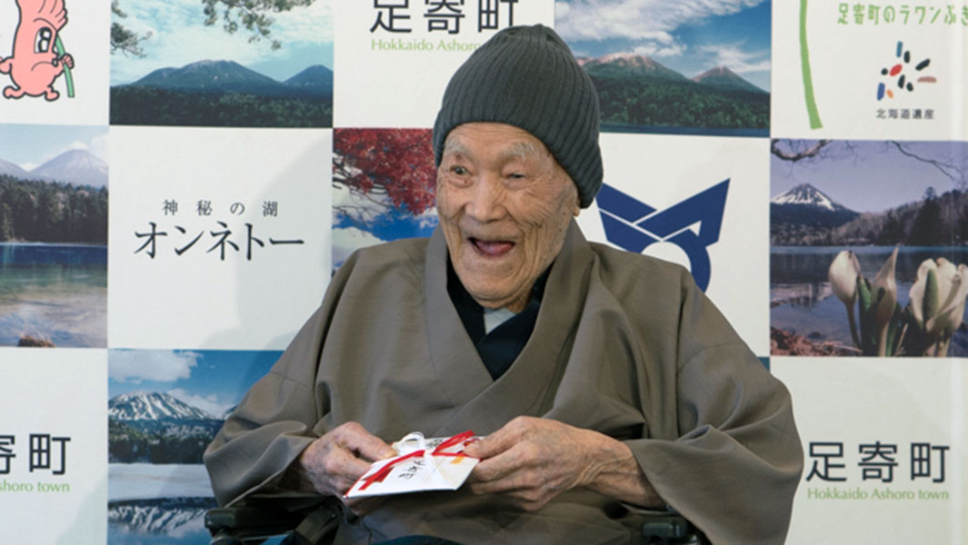 Japonec Masazo Nonaka je nejstarším žijícím mužem na světě.