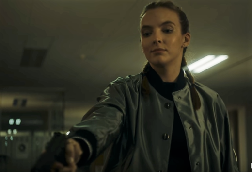 Jodie Comerová v roli psychopatické nájemné vražedkyně v seriálu Killing Eve.