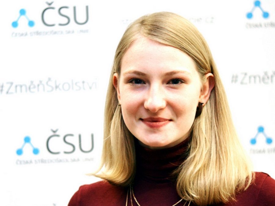 Dívka organizuje protesty proti Babišovi, studium jí platí Bakala.