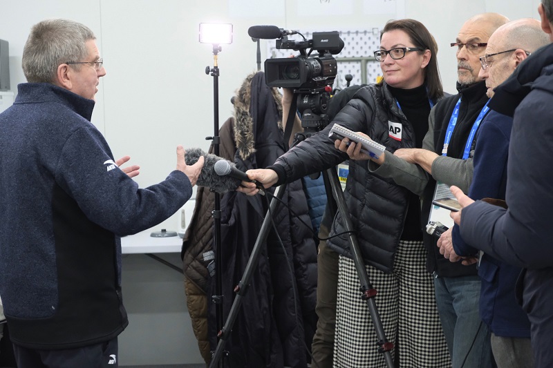 Předseda Mezinárodního olympijského výboru Thomas Bach před novináři.
