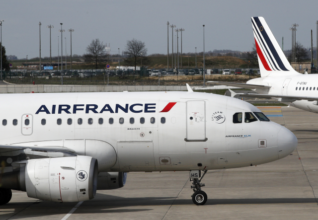 Šéf Air France pokládá požadavek stávkujících za nerealistický. Šéf Air France pokládá požadavek stávkujících za nerealistický.