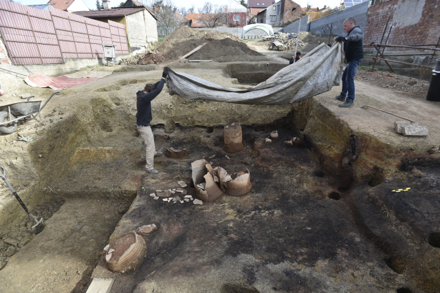 Archeologové našli v Uherském Brodě suterény středověkých domů.