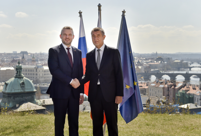 Premiér v demisi Andrej Babiš (vpravo) a nový premiér Slovenska Peter Pellegrini.