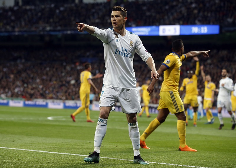 Cristiano Ronaldo rozhodl čtvrtfinále Ligy mistrů z penalty v šesté minutě nastavení. Cristiano Ronaldo rozhodl čtvrtfinále Ligy mistrů z penalty v šesté minutě nastavení.