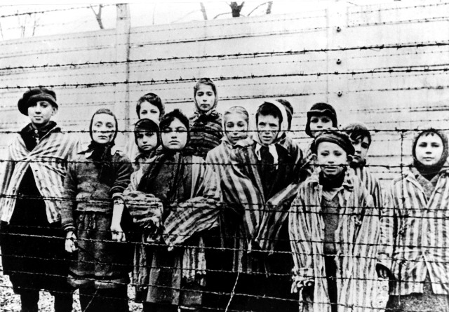 Archivní fotografie vězňů v koncentračním táboře v Osvětimi. 