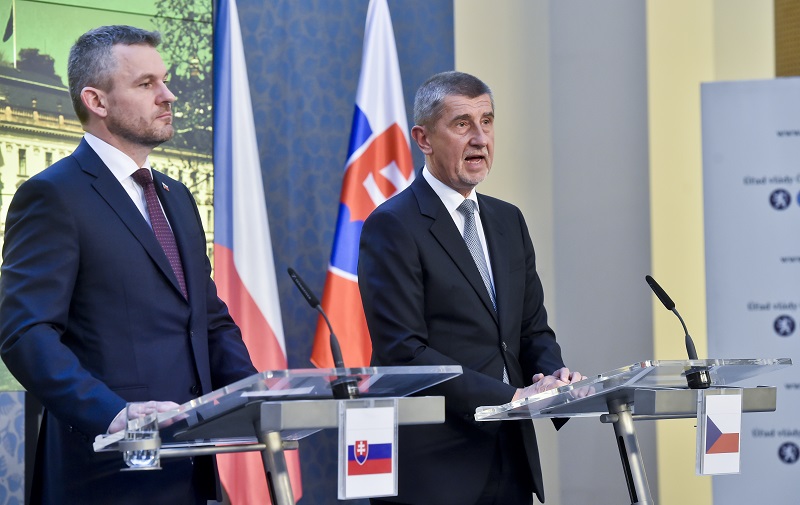 Premiér v demisi Andrej Babiš (vpravo) se setkal s novým slovenským premiérem Peterem Pellegrinim.