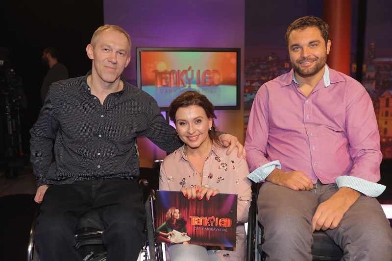 (zleva) Roman Charvát, Dana Morávková a Martin Zach při natáčení Tenkého ledu Dany Morávkové.