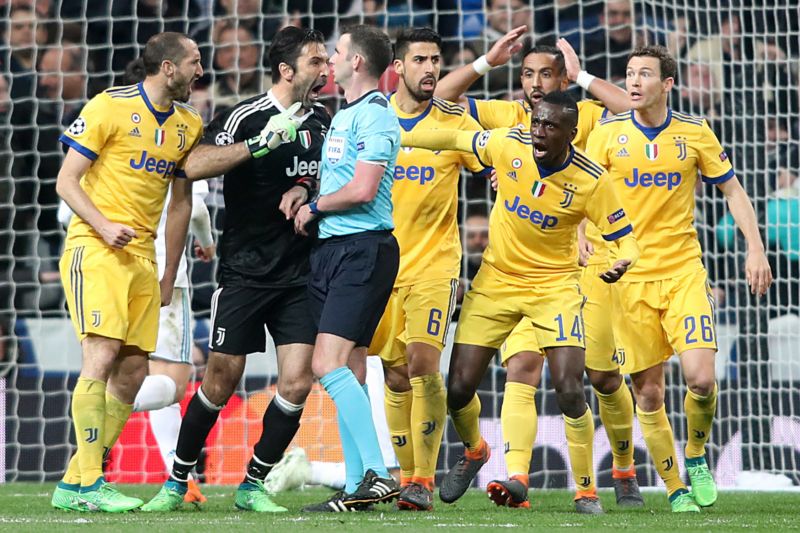 Hráči Juventusu nesli nařízení penalty velmi nelibě. Hráči Juventusu nesli nařízení penalty velmi nelibě.