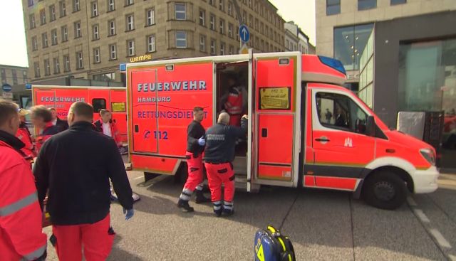 Muž na nástupišti v Hamburku ubodal svou ženu a roční dcerku