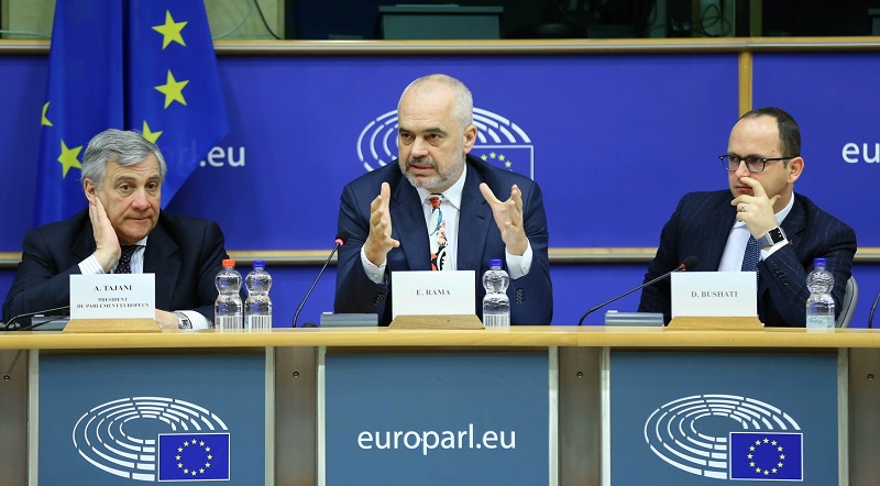 Albánský premiér Edi Rama (uprostřed).