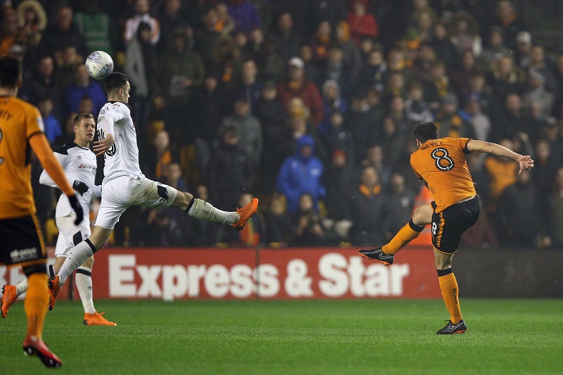 Jednadvacetiletý Portugalec Rúben Neves se blýskl v utkání proti Derby parádní pumelicí.