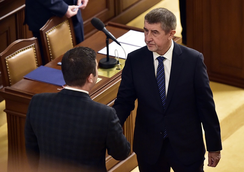 Jan Hamáček a Andrej Babiš (čelem) si podali ruku v Poslanecké sněmovně. O možné společné vládě budou jednat znovu v pondělí.