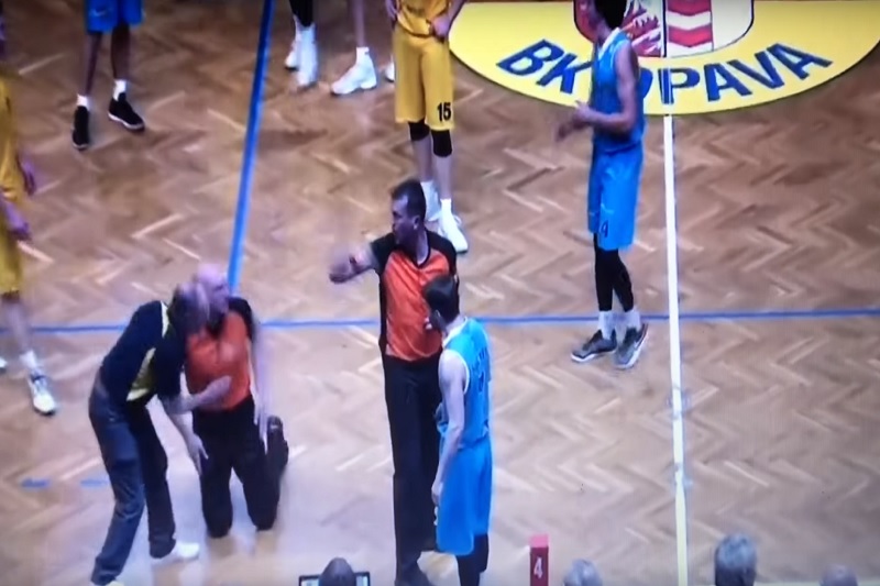 Z basketbalového incidentu se stal hit internetu. Rozhodčí Stanislav Kučera nejspíš svůj pád nafilmoval.