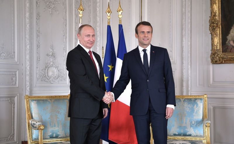 Ruský prezident Vladimir Putin (vlevo) a francouzský prezident Emmanuel Macron.