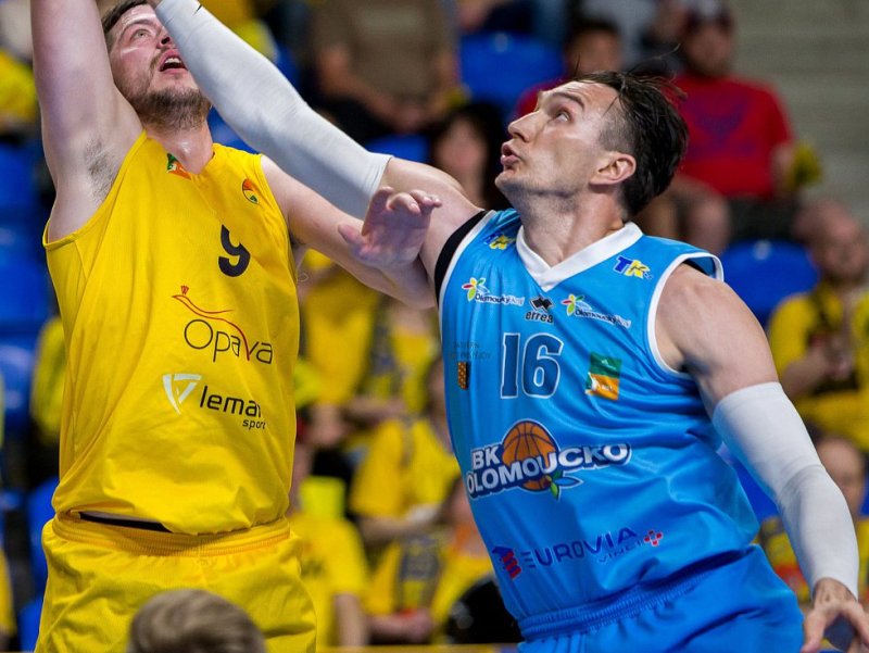 Basketbalista Darko Čohadarevič v zápase s Opavou.  