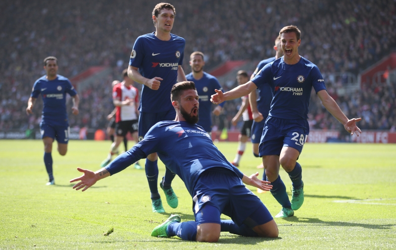 Fotbalisté Chelsea se radují z gólu do sítě Southamptonu.