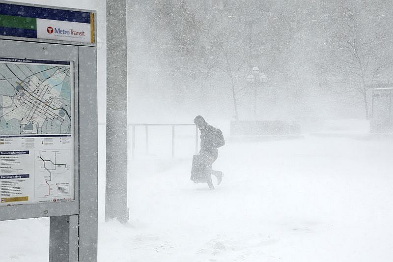 Bouřkový systém doprovází husté sněžení nebo déšť a také prudký vítr.