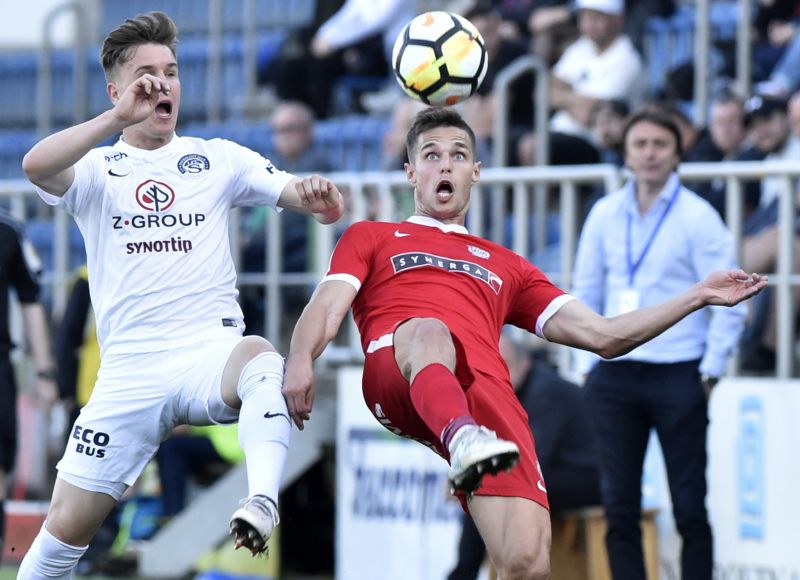 Lukáš Vraštil (vpravo) v souboji s Jakubem Rezkem.