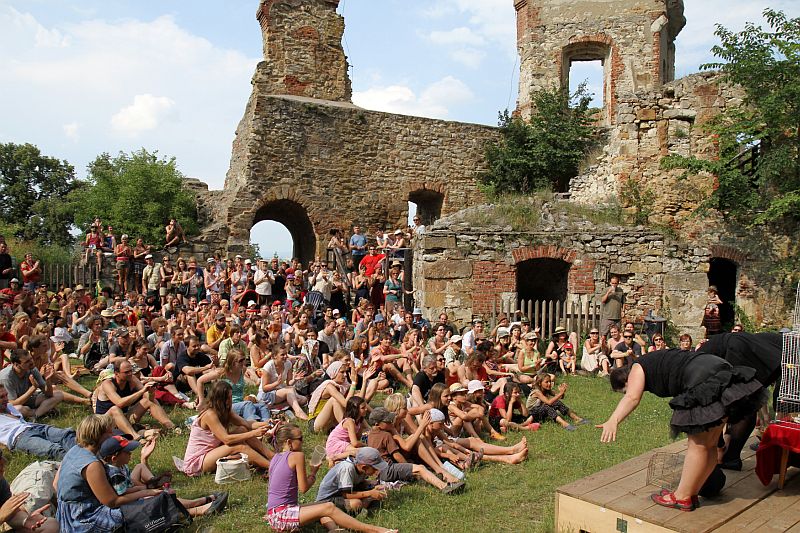 Jako kulisa pro boskovický festival slouží zřícenina místního hradu.