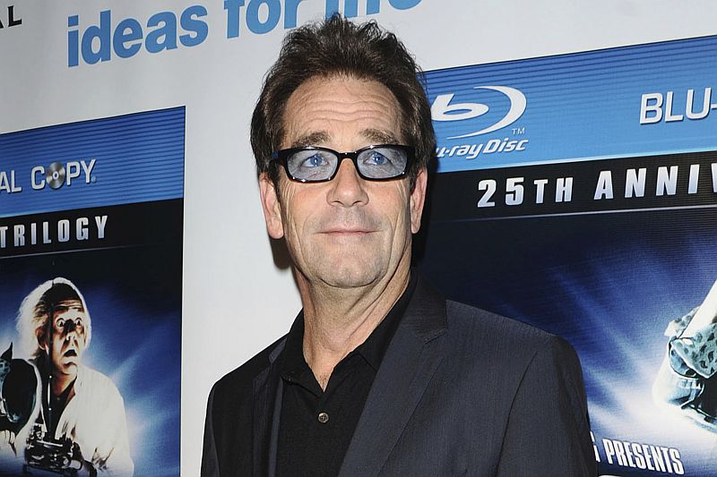 Zpěvák Huey Lewis přišel o značnou část sluchu.