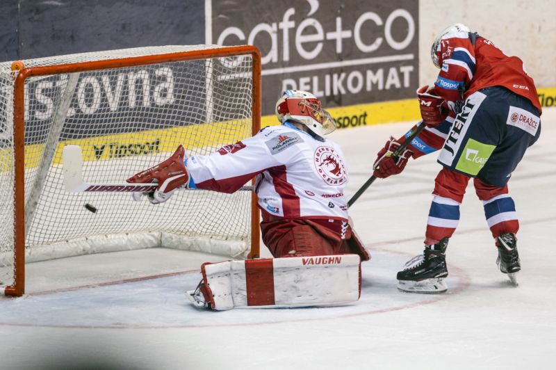 David Tomášek v nájezdu proti třineckému Hrubcovi. David Tomášek v nájezdu proti třineckému Hrubcovi.