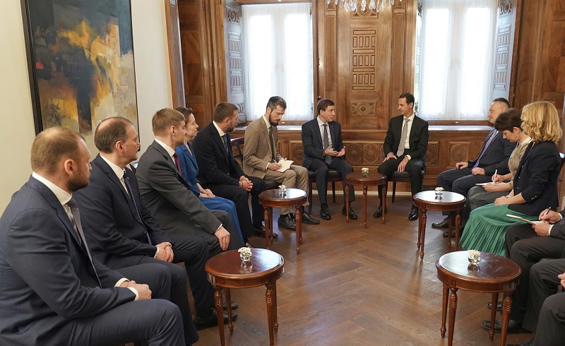 Bashar Assad na setkání s ruskými politiky.