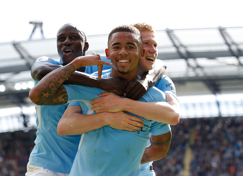 City slaví titul! United překvapivě prohrálo s West Bromem. City slaví titul! United překvapivě prohrálo s West Bromem.
